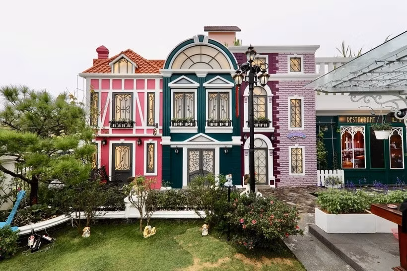 Trong khuôn viên biệt thự có một góc được đặt tên "phố Châu Âu" mô phỏng các công trình kiến trúc đầy màu sắc và khung cảnh thiên nhiên ở nước ngoài. Ảnh: FBNV