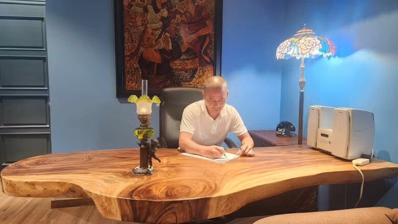 Phòng làm việc với chiếc bàn bằng gỗ nguyên khối. Ảnh: FB Trần Bình Trọng