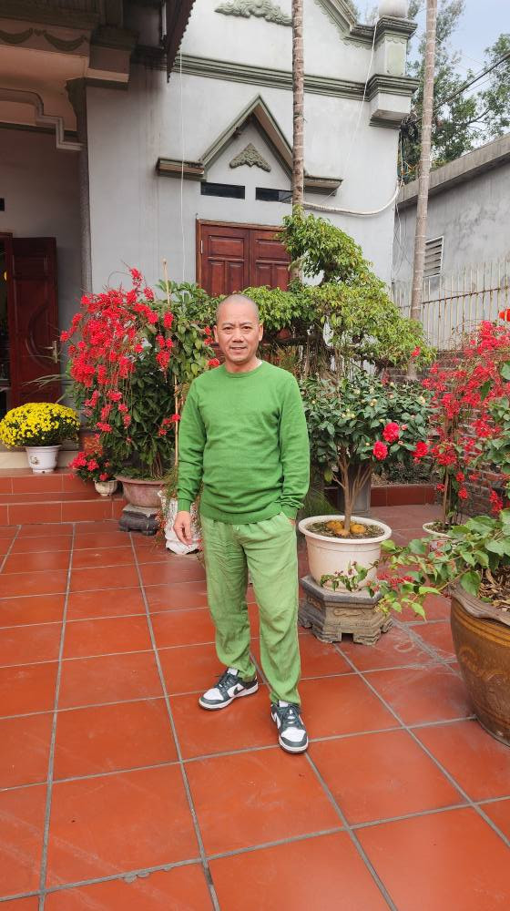 Ngôi nhà thiết kế đơn giản, mái ngói truyền thống, sân gạch rộng...Ảnh: FB Trần Bình Trọng