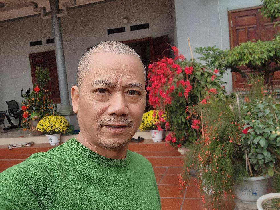 Giữa sân có nhiều cây cảnh và hoa. Ảnh: FB Trần Bình Trọng