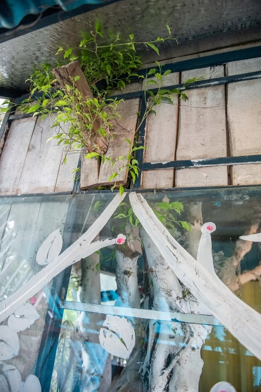 Nằm độ cao 9m so với mặt đất, ngôi nhà do chính tay họa sĩ Khánh thiết kế và thi công theo đúng ý tưởng. Ảnh: Znews