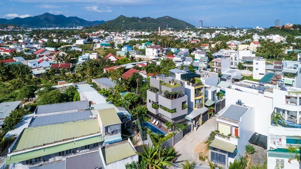Bi House nằm tại vùng ngoại ô cách trung tâm thành phố Nha Trang khoảng 5km về phía Nam. Đây là khu vực đang phát triển dân cư với tốc độ nhanh chóng, kèm theo đó là mật độ bê tông hoá dày đặc. Ảnh: Hiroyuki Oki