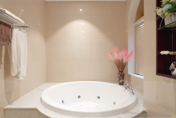 Phòng tắm có bồn sục lớn để gia chủ thư giãn và tái tạo năng lượng sau một ngày làm việc căng thẳng. Ảnh chụp màn hình NhaF