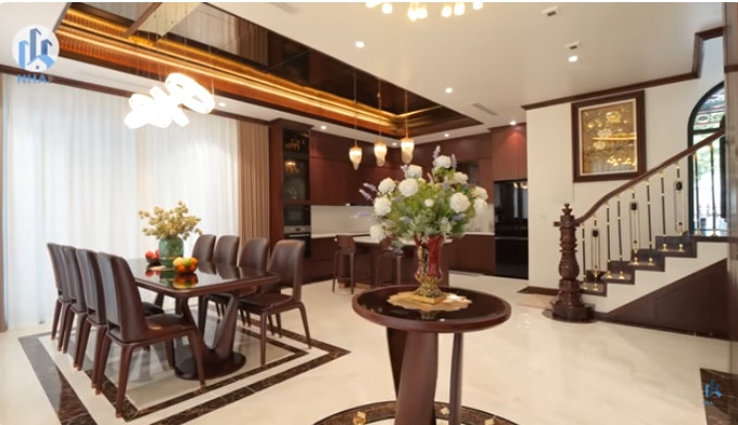 Mặc dù mang phong cách tân cổ điển nhưng các đường nét bên trong căn biệt thự được giảm bớt nhiều. Nhà sử dụng 2 gam màu chủ đạo là trắng và nâu trầm của gỗ óc chó. Ảnh chụp màn hình NhaF