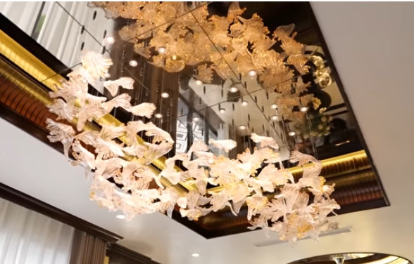 Phần trần vừa ốp gỗ, vừa có gương và bộ đèn chùm đẹp mắt. Ảnh chụp màn hình NhaF