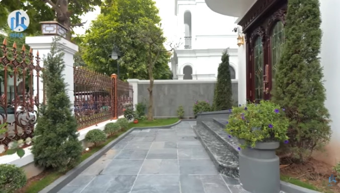 Toàn bộ không gian sân vườn rộng rãi được lát đá sang trọng. Ảnh chụp màn hình NhaF