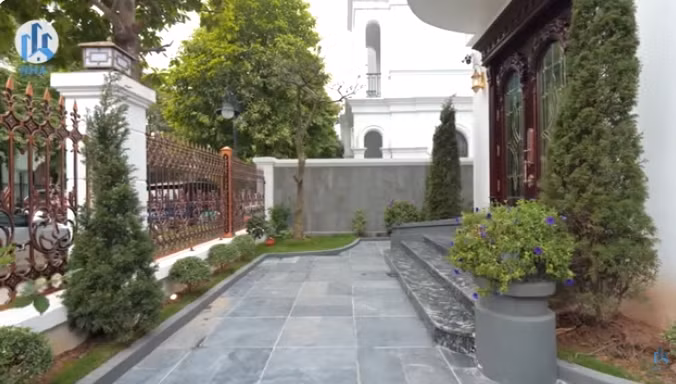 Toàn bộ không gian sân vườn rộng rãi được lát đá sang trọng. Ảnh chụp màn hình NhaF