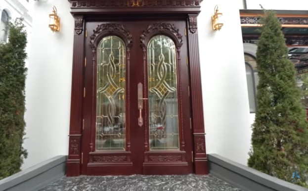 Cửa vào nhà bằng gỗ lim Nam Phi với họa tiết đẹp mắt. Ảnh chụp màn hình NhaF