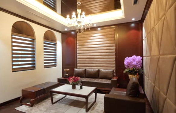 Tầng 3 có 1 phòng sinh hoạt chung, phòng giải trí, 1 phòng ngủ và phòng thờ. Ảnh chụp màn hình NhaF