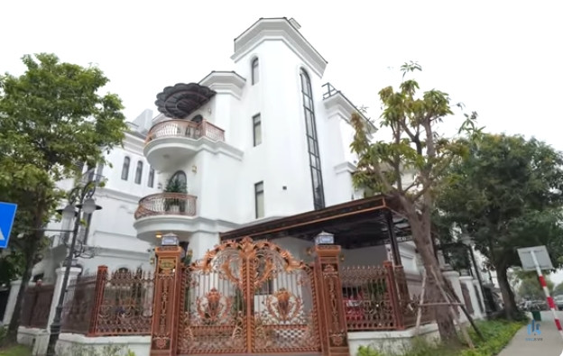 Mới đây, kênh YouTube NhaF giới thiệu một căn biệt thự đơn lập có diện tích sàn 80m2, nằm trên khu đất 220m2 trong khu đô thị cao cấp tại Hà Nội. Ảnh chụp màn hình NhaF