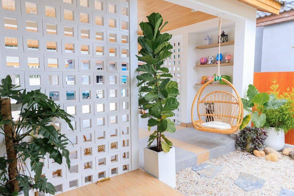 Sân sau nhà được thiết kế khéo léo thành khu vườn nhỏ với lối đi trải sỏi, ghế ngồi...Ảnh: Thesmartlocal