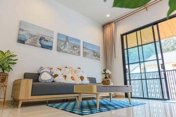 Nội thất đơn giản nhưng cách chọn phụ kiện trang trí khéo léo, tinh tế đã tạo sức hút riêng cho phòng khách. Ảnh: Thesmartlocal