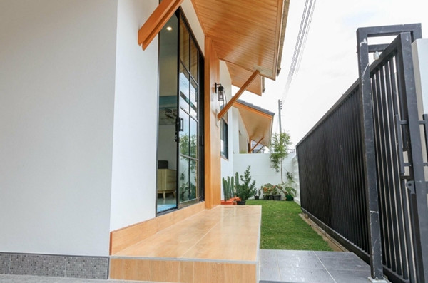 Hiên ngoài phòng khách là nơi giia chủ nghỉ ngơi, thư giãn. Ảnh: Thesmartlocal