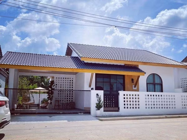 Căn nhà cấp 4 ở ngoại ô Thái Lan của gia đình một cô giáo trẻ gây ấn tượng với thiết kế mái xếp chồng bình dị. Ảnh: Thesmartlocal