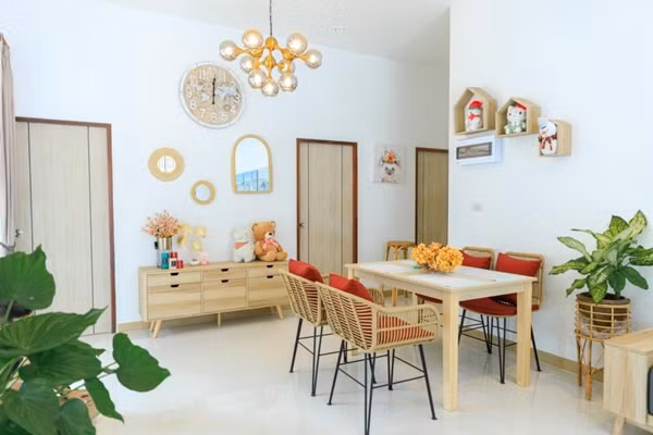 Phòng ăn cạnh phòng khách với bộ bàn ghế gỗ mây đan độc đáo. Ảnh: Thesmartlocal