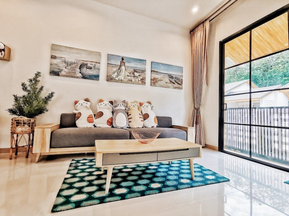 Mang phong cách Muji tối giản, nội thất phòng khách được lựa chọn dựa theo nhu cầu sử dụng với ghế sofa, bàn trà và kệ tivi gắn tường. Ảnh: Thesmartlocal