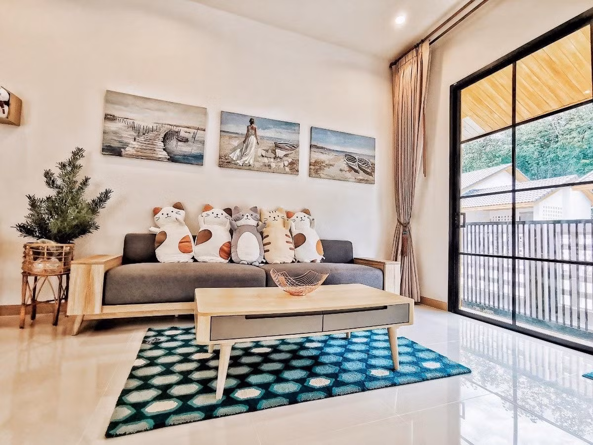 Mang phong cách Muji tối giản, nội thất phòng khách được lựa chọn dựa theo nhu cầu sử dụng với ghế sofa, bàn trà và kệ tivi gắn tường. Ảnh: Thesmartlocal