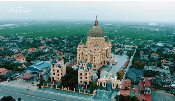 Tòa lâu đài có khuôn viên rộng khoảng 10.000m2 với hệ thống cổng và rào chắn kiên cố bao quanh. Ảnh chụp màn hình NhaTo