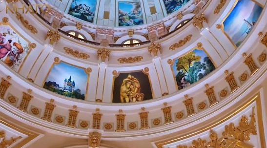 Toàn bộ trần nhà đều được dát vàng 24K. Ảnh chụp màn hình NhaTo