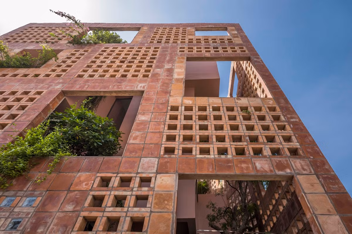  Nhà Bát Tràng là công trình 5 tầng trên diện tích 220 m2. Lấy cảm hứng từ sản phẩm truyền thống đặc trưng của địa phương, đơn vị thiết kế sử dụng gốm làm vật liệu chính. Ảnh: Hiroyuki Oki