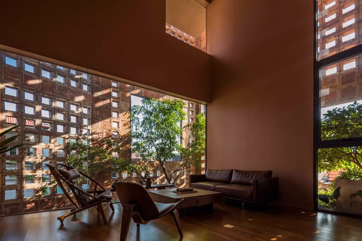 Không gian nội thất được thiết kế theo phong cách tối giản. Các tấm kính lớn được sử dụng mà không sợ nhà bị quá nóng, vì ánh sáng mặt trời trực tiếp được lọc qua hai lớp mặt tiền bằng gốm và cây xanh. Ảnh: Hiroyuki Oki