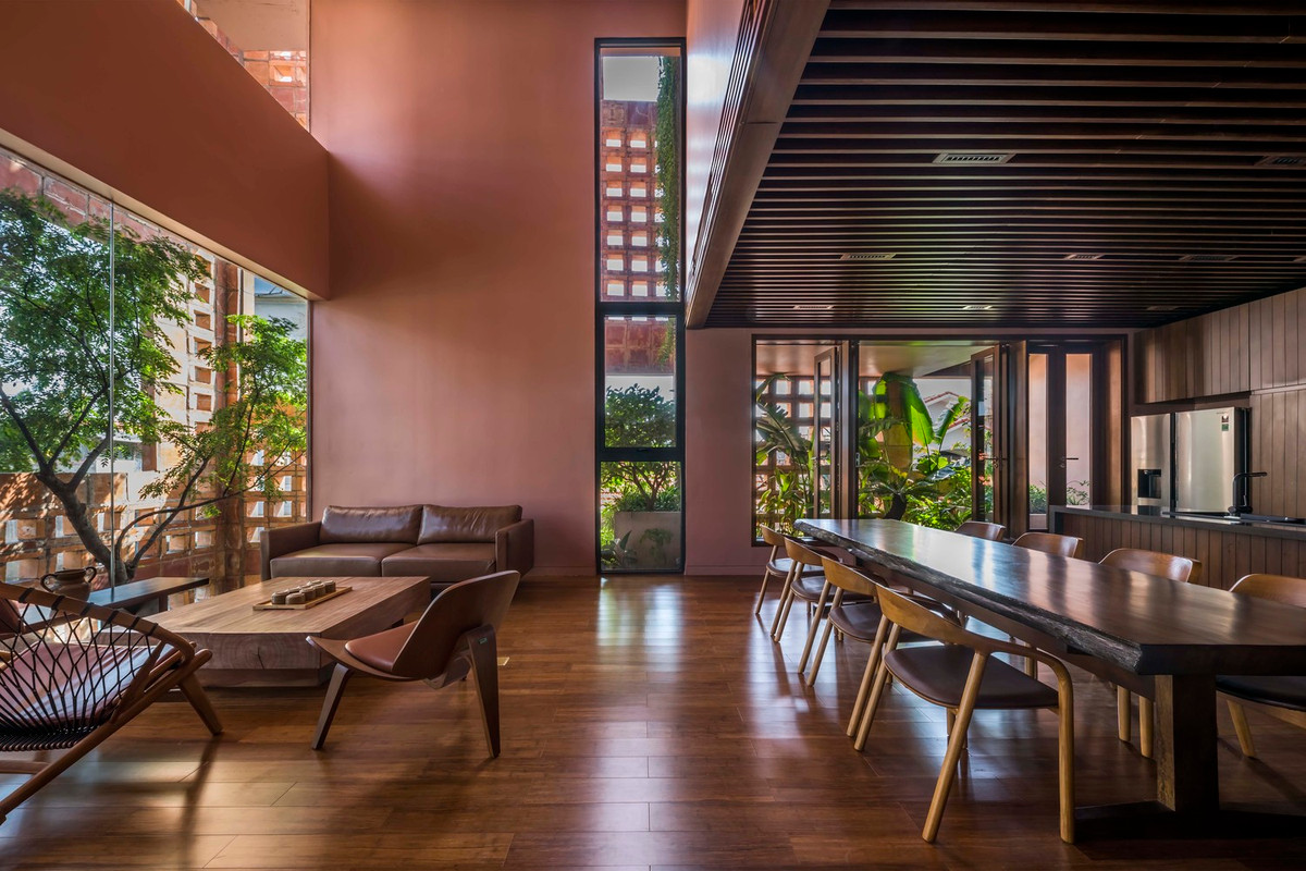 Ngoài mục đích sử dụng để ở, nhà gốm Bát Tràng còn có chức năng như một cửa hàng, kinh doanh các sản phẩm gốm sứ truyền thống của thị trấn gốm sứ. Ảnh: Hiroyuki Oki