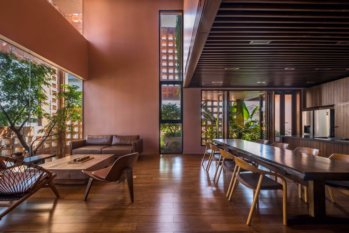 Ngoài mục đích sử dụng để ở, nhà gốm Bát Tràng còn có chức năng như một cửa hàng, kinh doanh các sản phẩm gốm sứ truyền thống của thị trấn gốm sứ. Ảnh: Hiroyuki Oki