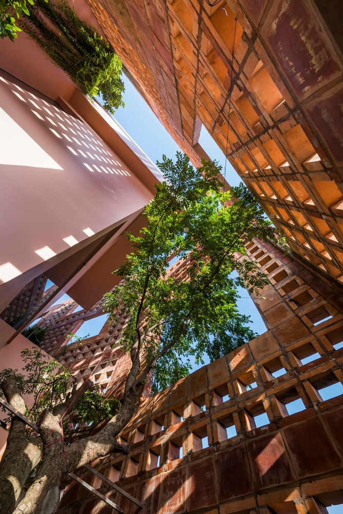 Trong khi các lỗ mở lớn của mặt tiền nằm ở những mảng xanh lớn, cho phép ánh sáng được lọc qua. Ảnh: Hiroyuki Oki