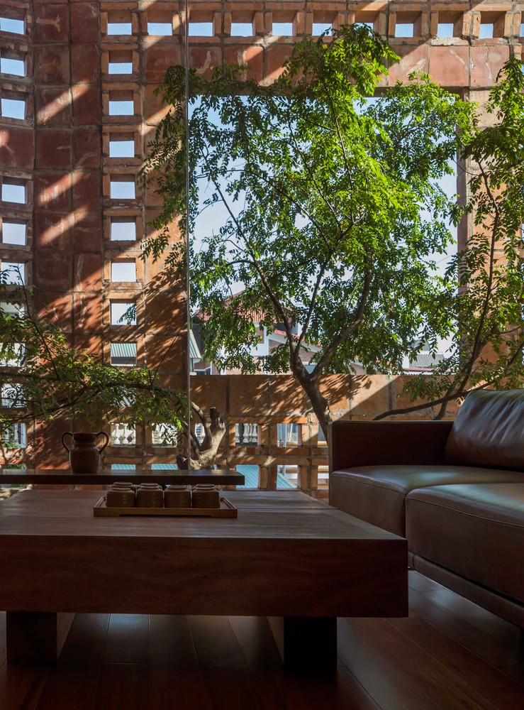 Bức tường gạch gốm còn chắn nắng trực tiếp vào nhà, nhưng vẫn cho phép gió và ánh sáng đi qua, qua đó ngôi nhà sẽ thông thoáng. Ảnh: Hiroyuki Oki