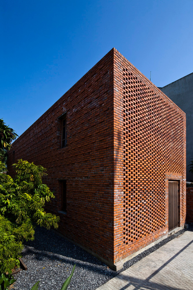 Trên mái nhà, kiến trúc sư sử dụng hệ thống dầm và sàn úp ngược để tạo ra khu vườn nhỏ trồng cây. Ảnh: Hiroyuki Oki