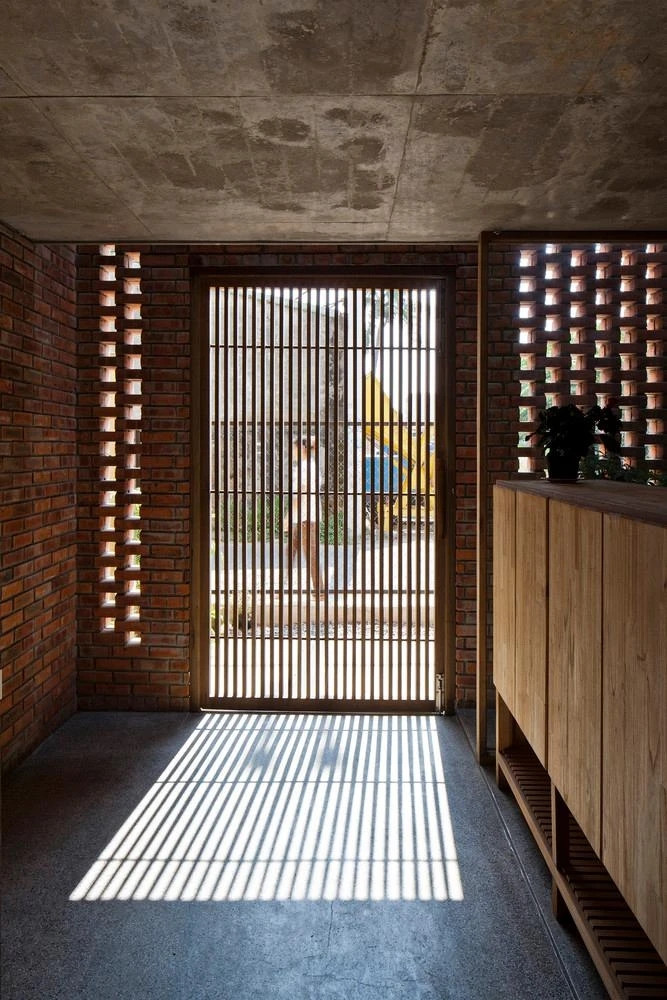 Nội thất bên trong được làm bằng gỗ từ mái của ngôi nhà cũ, giúp tiết kiệm chi phí xây dựng. Ảnh: Hiroyuki Oki