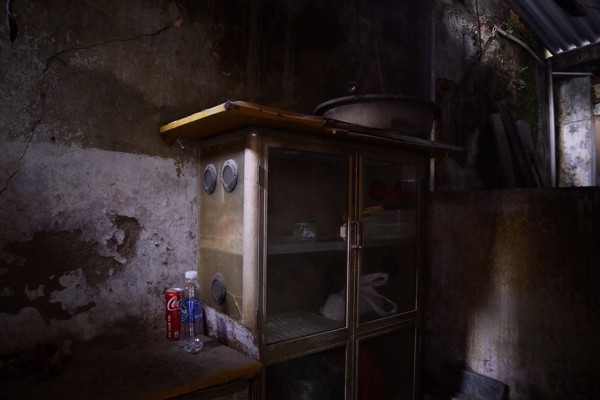 Nhiều hộ dân cũng mong muốn rời khỏi đây để tìm một nơi ở mới thoải mái hơn. Ảnh: Tiền phong