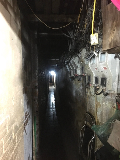 Những con ngõ hẹp, sâu hun hút kéo dài cả chục mét. Ảnh: Dân Việt