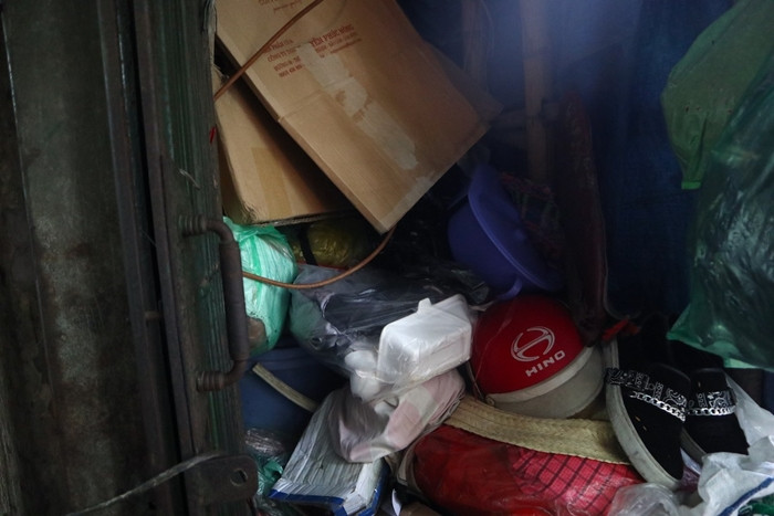 Thiếu diện tích, người dân phải tận dụng từng góc nhỏ để lưu trữ đồ. Ảnh: Tiền phong