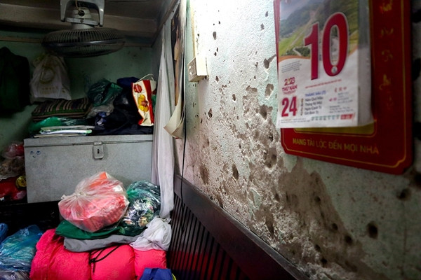 Chỗ ngủ đơn sơ vừa là nơi tiếp khách, ăn uống và sinh hoạt, buôn bán của gia đình. Ảnh: Tiền phong