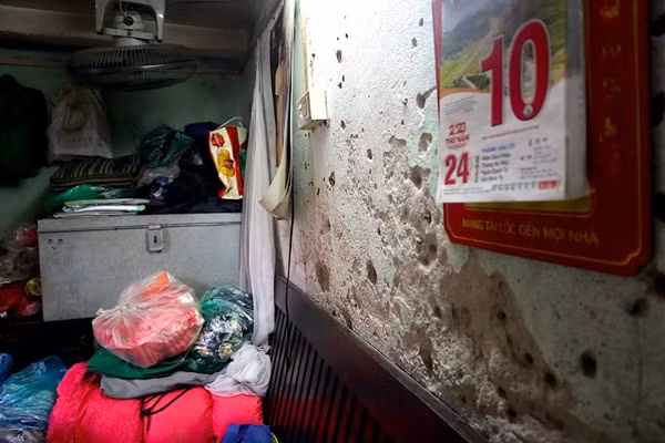 Chỗ ngủ đơn sơ vừa là nơi tiếp khách, ăn uống và sinh hoạt, buôn bán của gia đình. Ảnh: Tiền phong