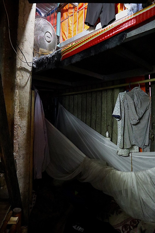 Căn hộ chật chội, tối tăm ảnh hưởng tới chất lượng cuộc sống. Ảnh: Tiền phong