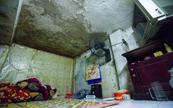 Bên trong là những căn nhà siêu nhỏ. Mỗi hộ gia đình sống trong căn phòng chỉ rộng 2m, dài 3m lụp xụp. Ảnh: Người đưa tin