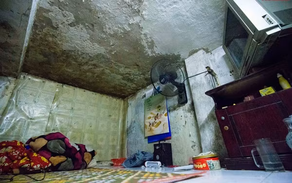 Bên trong là những căn nhà siêu nhỏ. Mỗi hộ gia đình sống trong căn phòng chỉ rộng 2m, dài 3m lụp xụp. Ảnh: Người đưa tin