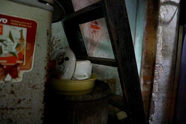 Nhà cửa chật chội, hầu hết các hộ gia đình phải sử dụng nhà vệ sinh chung. Ảnh: Người đưa tin