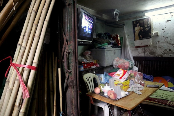 Trái với vẻ nhộn nhịp nơi mặt phố phồn hoa của quận trung tâm Hà Nội, lẩn khuất trong phố cổ Hà Nội là nhiều hộ gia đình sống trong cảnh chật chội. Ảnh: Tiền phon