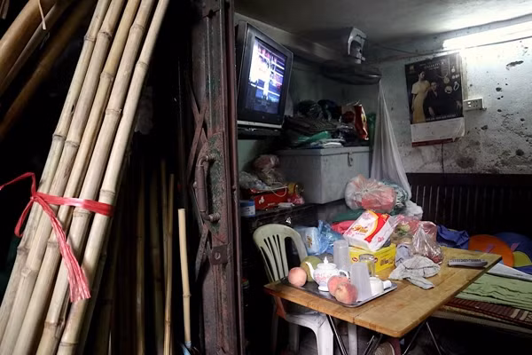 Trái với vẻ nhộn nhịp nơi mặt phố phồn hoa của quận trung tâm Hà Nội, lẩn khuất trong phố cổ Hà Nội là nhiều hộ gia đình sống trong cảnh chật chội. Ảnh: Tiền phon