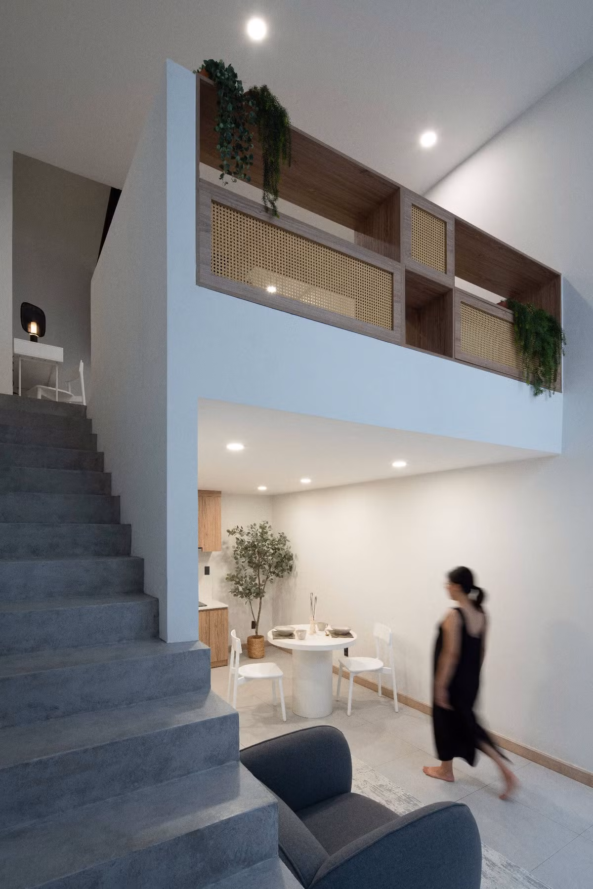 Thông qua hiệu quả không gian, sự tích hợp ánh sáng tự nhiên liền mạch và gắn kết vật liệu, nhóm kiến trúc chứng minh cách không gian nhỏ gọn có thể thúc đẩy lối sống năng động và hiện đại. Ảnh: Quang Trần