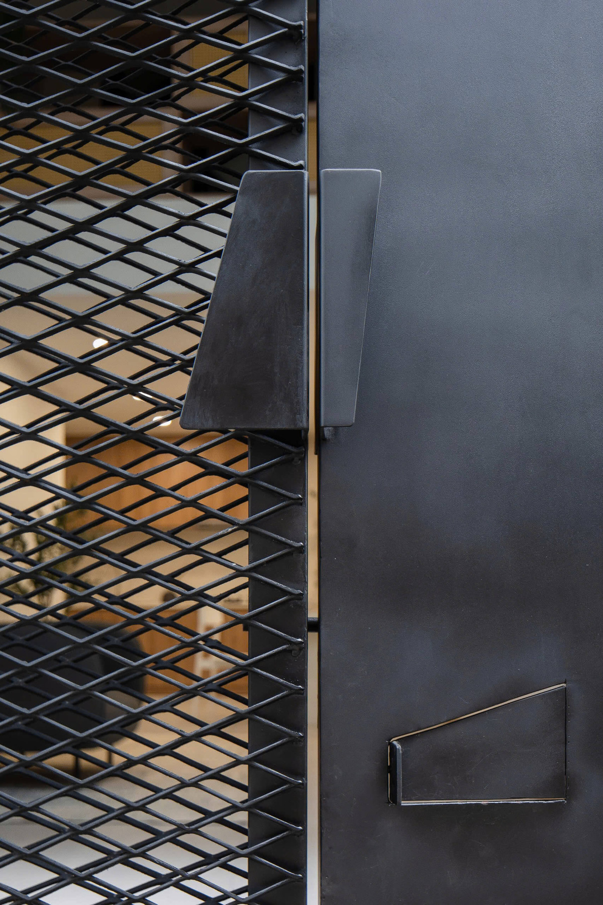 Sự gắn kết là cốt lõi trong thiết kế nhà phố. Từ cửa sổ, tay nắm cửa đến tay nắm tủ, đèn tường và giếng trời đều được sắp xếp hợp lý tạo nên sự hòa hợp hoàn hảo và làm nổi bật ngôn ngữ thiết kế tinh tế, độc đáo của không gian. Ảnh: Quang Trần