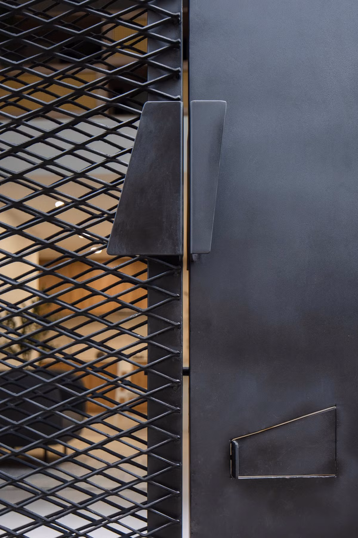 Sự gắn kết là cốt lõi trong thiết kế nhà phố. Từ cửa sổ, tay nắm cửa đến tay nắm tủ, đèn tường và giếng trời đều được sắp xếp hợp lý tạo nên sự hòa hợp hoàn hảo và làm nổi bật ngôn ngữ thiết kế tinh tế, độc đáo của không gian. Ảnh: Quang Trần