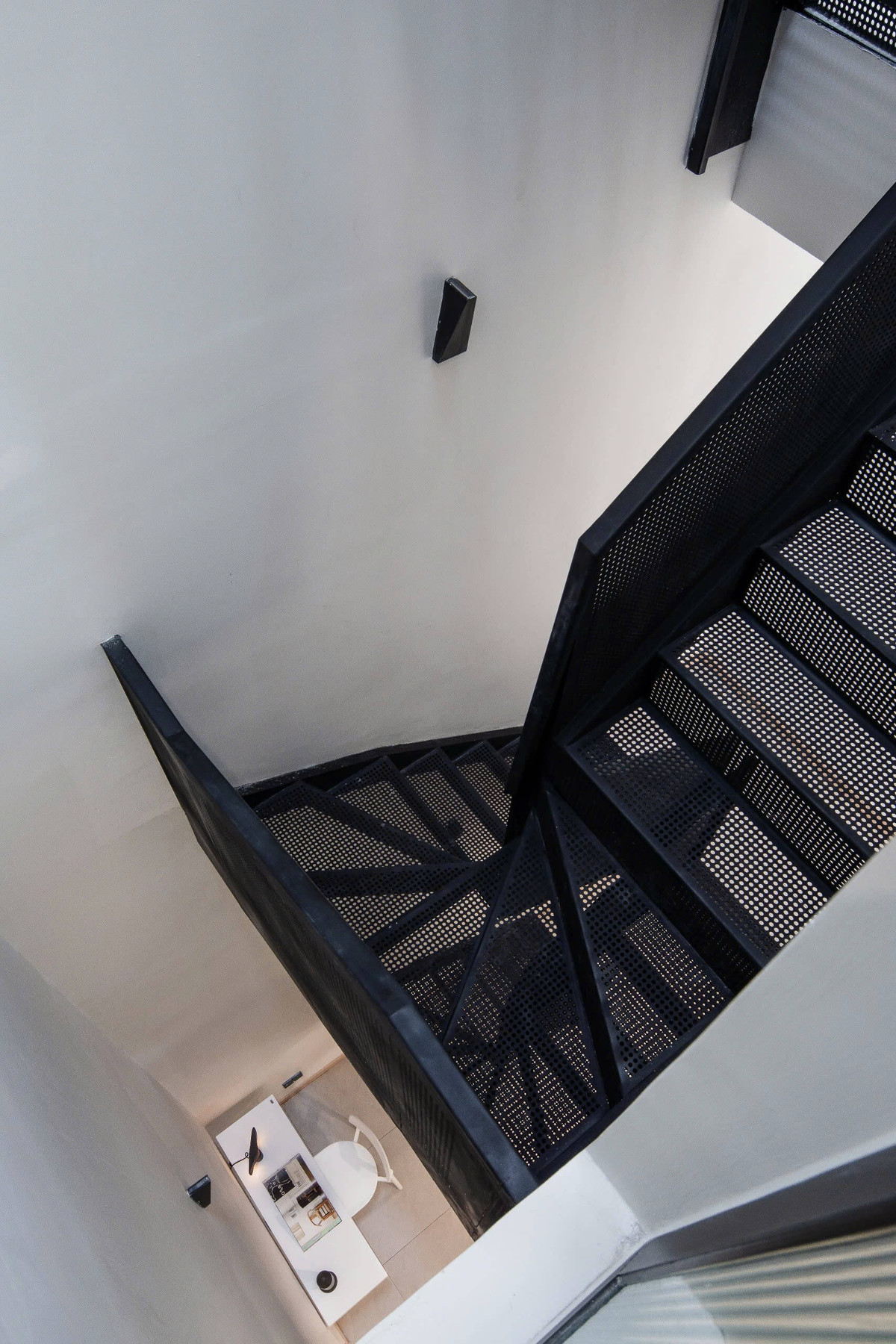 Diện tích nhỏ không còn là rào cản khi thiết kế hợp lý. Ngôi nhà tận dụng triệt để từng mét vuông nhằm mang đến một không gian sống tiện nghi và thoải mái. Ảnh: Quang Trần