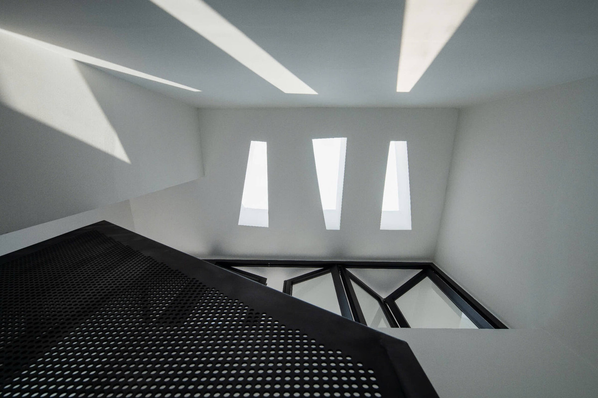 Trần cao, cửa kính lớn và thiết kế cầu thang xuyên sáng tối ưu hóa ánh sáng tự nhiên, tạo hiệu ứng mở rộng tầm nhìn. Ảnh: Quang Trần