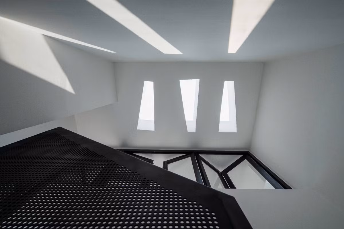 Trần cao, cửa kính lớn và thiết kế cầu thang xuyên sáng tối ưu hóa ánh sáng tự nhiên, tạo hiệu ứng mở rộng tầm nhìn. Ảnh: Quang Trần