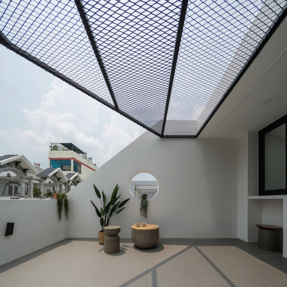 Sân thượng tạo không gian thư giãn giữa phố thị nhộn nhịp. Ảnh: Quang Trần