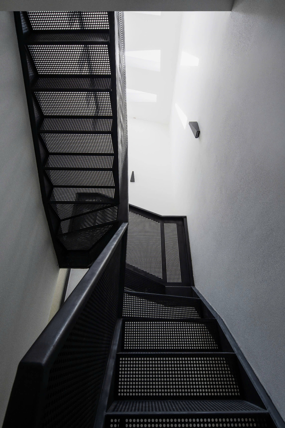 Cầu thang thiết kế với cấu trúc lưới, lọc ánh sáng khắp căn nhà, tăng cường tính liên tục về mặt thị giác và cảm giác cởi mở. Ảnh: Quang Trần